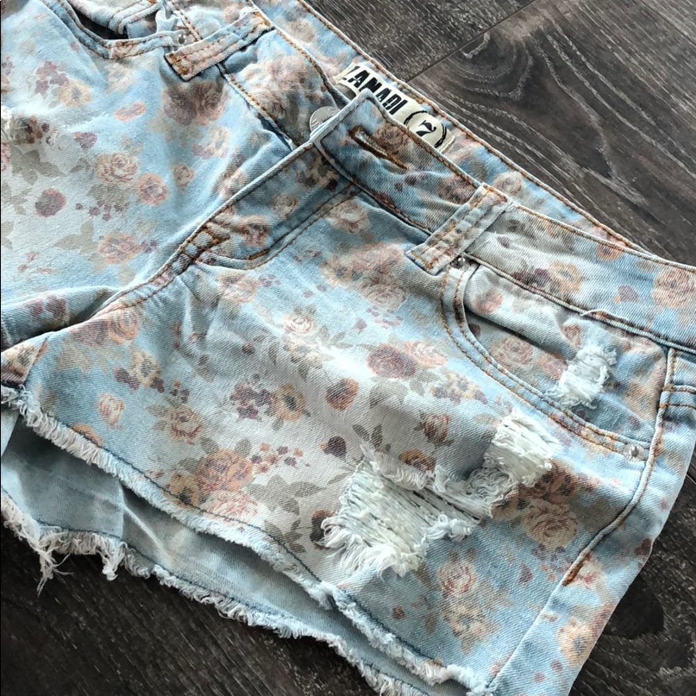 A must have! Cutest shorts. 🌸🌸